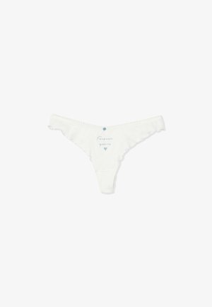 String blanc pour femmes avec des bords festonnés, une petite rose bleue en haut au centre, et le texte bleu « Forever yours » avec un cœur en dessous.