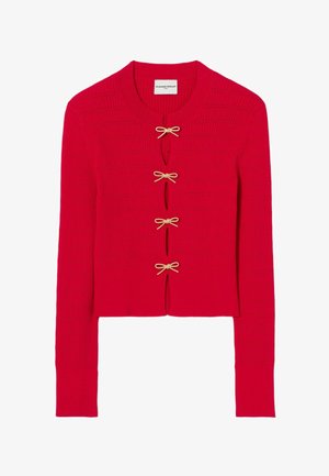 Cardigan court rouge en tissu tricoté texturé. Présente un col rond et cinq fermetures à nœud dorées sur le devant. Manches longues.