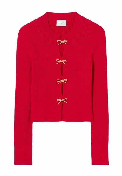 Cardigan rosso accorciato realizzato in tessuto a maglia testurizzato. Presenta un collo rotondo e cinque chiusure a fiocco dorato lungo la parte anteriore. Maniche lunghe.