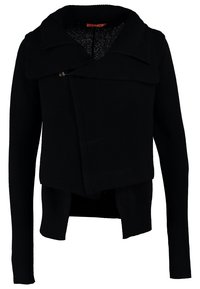 Svart stickad cardigan med bred krage, asymmetrisk framstängning och långa ärmar. Har ett texturerat mönster och öppen nederkant.