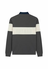 Polo a maniche lunghe di colore grigio scuro con una striscia orizzontale bianca sul petto. Presenta un colletto blu navy e un tessuto in cotone morbido.