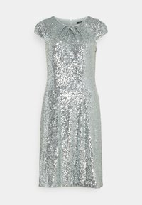 Robe en sequins argentés avec un décolleté arrondi, des manches courtes et une silhouette ajustée. Le tissu a une texture lisse et réfléchissante.