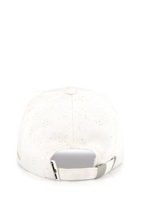 Witte pet met een gespikkeld ontwerp, verstelbare strap aan de achterkant en een klein logo-label. Platte rand en zes-panelenconstructie.