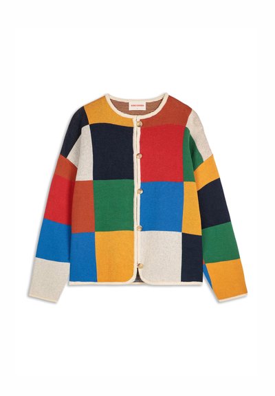 Neulecardigan, jossa on monivärinen tilkkutyömalli punaisena, sinisenä, vihreänä, keltaisena ja laivastonsinisenä, jossa on vaaleanbeige reuna ja puunapit.