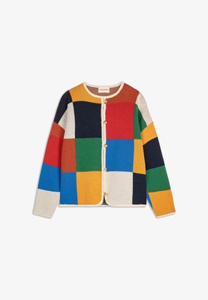 Knopfstrickjacke mit mehrfarbigen Patchwork-Quadraten in Blau, Grün, Rot, Gelb, Schwarz, Beige und Orange, langen Ärmeln und rundem Ausschnitt.