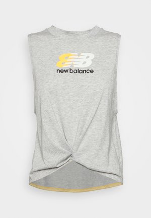 Jasnoszary sportowy top bez rękawów z detalem węzła z przodu oraz żółto-białym logo i napisem New Balance na piersi.