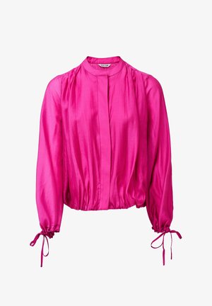 Heldere roze blouse met lange mouwen en geplooide manchetten die zijn gebonden met strikjes, een hoge kraag en een losse, gerimpelde taillehem.
