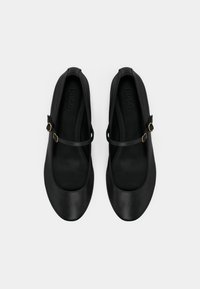 Fekete balettlaposok sima bőrből, lekerekített orral, minimalista dizájnnal és keskeny bokapáncéllal, arany tónusú csattal.