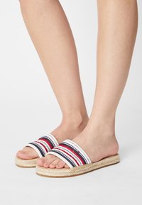 Tommy Jeans Pantofle - white