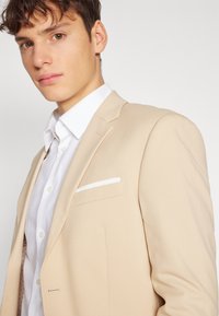 Isaac Dewhirst THE FASHION SUIT SET - Κοστούμι - butter