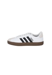 Scarpa sportiva bianca con tre strisce nere, suola in gomma color paglia e punta grigia chiara. Fodera in tessuto morbido e etichetta laterale con logo.