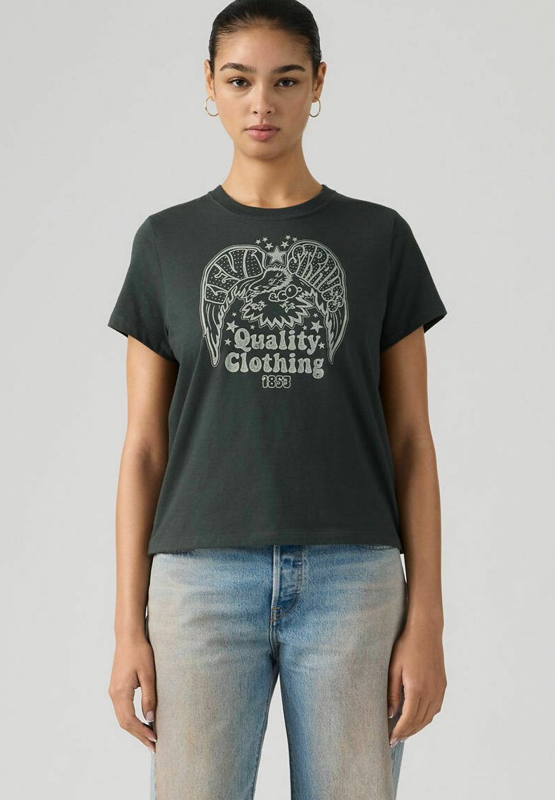 Camiseta de algodón de color verde oscuro con mangas cortas, con un diseño gráfico de alas y el texto "Quality Clothing 1853" en color claro.