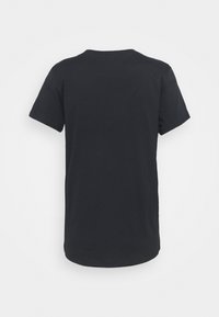 Camiseta negra de manga corta y cuello redondo mostrada desde la parte posterior sobre un fondo blanco liso.