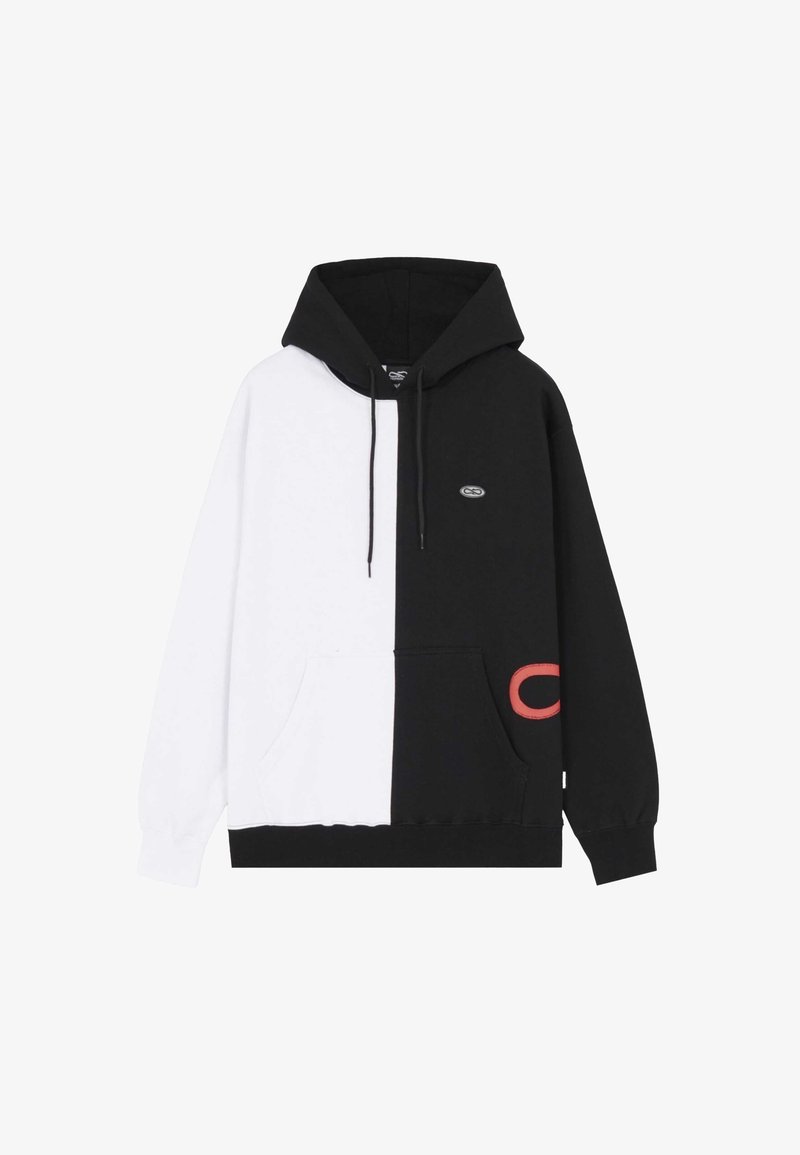Zwart-witte hoodie met een centraal splitontwerp, zachte stof, voorzak in kangoeroestijl, capuchon met trekkoord, en een rode logo-accent op de mouw.