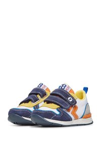 Scarpe sportive con pannelli blu navy, gialli e bianchi; strap in Velcro; materiali in suede testurizzato e sintetico; suole in gomma; dettagli con logo.