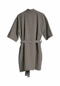 Pelēka, svītraina kimono stila halāta, kura piedurknēm ir īsas, jostas aukla un brīva piegriezuma. Strukturēts audums ar vertikālām svītrām.