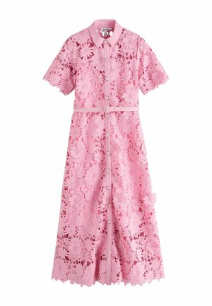Różowa sukienka midi z krótkim rękawem, z kwiatową koronkową nakładką, zapięciem na guziki z przodu, kołnierzem i pasem w talii.