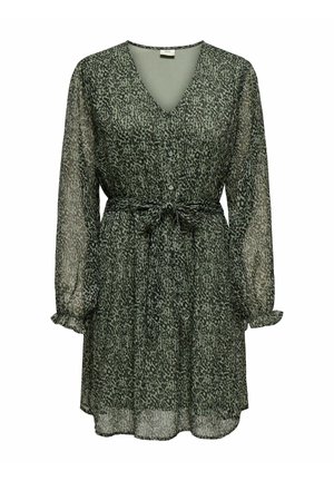 Abito verde a fantasia realizzato in tessuto trasparente, con scollatura a V, maniche lunghe a palloncino, vita con cintura e polsini delle maniche arricciati.