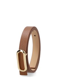 Brunt tekstureret læderbælte med et ovalt guldfarvet metalspænde, rullet sammen og stående oprejst på en hvid baggrund.