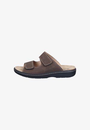 Bruine leren slidesandalen met twee verstelbare klittenbandsluitingen, een gevormde binnenzool en een zwarte rubberen zool met witte stiksels.