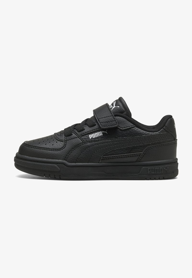 Baskets basses Puma noires avec bride en Velcro, lacets, tige en cuir texturé et semelle en caoutchouc, vues de profil sur fond blanc.