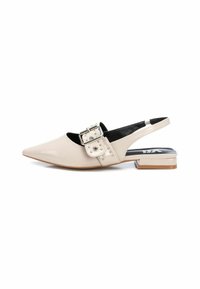 Zapatos slingback beige con punta afilada, acabado brillante, detalle de hebilla en el costado y tacón bajo en bloque. Forro interior negro.