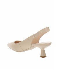 Décolleté beige con cinturino sul retro, dalla punta affusolata, in pelle liscia e con un design unico del tacco chunky per stabilità.