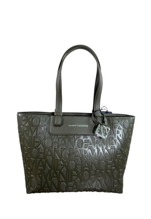 Sac cabas noir Armani Exchange avec motif logo embossé, deux anses et un charm logo argenté attaché près du haut.