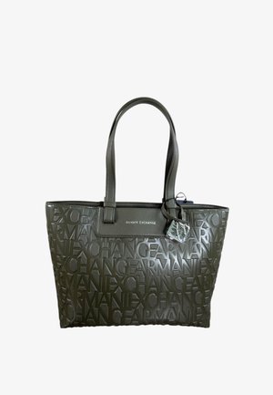 Borsa tote nera Armani Exchange con motivo logo in rilievo, due manici e un charm con logo in argento attaccato vicino alla parte superiore.