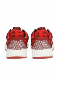 Scarpe sportive rosse con pannelli in rete, suole in gomma e un sistema di allacciatura unico. Presentano una punta arrotondata e un pratica linguetta sul tallone.
