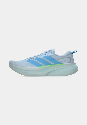 Chaussure de sport bleu clair avec une semelle blanche épaisse, trois bandes bleu foncé sur le côté et un petit accent vert néon près de la semelle.
