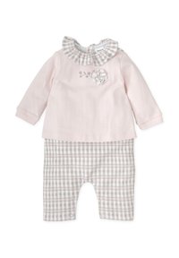 Top de manga larga rosa con un cuello de cuadros con volantes, bordado floral; combinado con pantalones a cuadros que tienen cierres a presión.