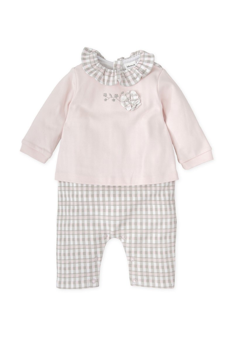 Top de manga larga rosa con un cuello de cuadros con volantes, bordado floral; combinado con pantalones a cuadros que tienen cierres a presión.