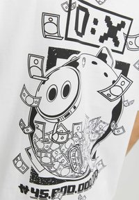Hvid bomulds t-shirt med et sort grafisk motiv af en sparegris omgivet af pengesedler og digital tekst; design med fedt linjekunst.