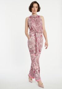 Roze paisley jumpsuit met een hoge hals, geplooide details, een riem op de taille en brede pijpen met effen roze accenten.