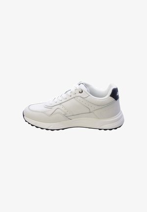 Scarpa da ginnastica bianca con pannelli in mesh e pelle, chiusura con lacci, suola ammortizzata e dettaglio linguetta posteriore nera su sfondo bianco.