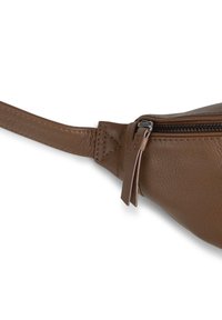 Braune Ledertasche mit strukturierter Oberfläche, ausgestattet mit einem Reißverschluss, schrägem Design und einem dekorativen Lederanhänger am Reißverschluss.