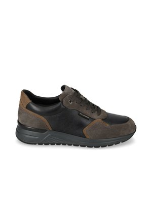 Sneakers da uomo con una combinazione di pelle nera e suede grigio, dettagli in suede marrone, punta rotonda e suola in gomma texture.