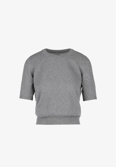 Šedý krátkosrstý svetr vyrobený z měkké pleteniny. Má kulatý výstřih a žebrovaný lem, navržený s uvolněným střihem.