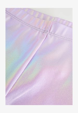 Leggings lavande irisés avec une texture lisse, dotés d'une taille élastique et de détails de coutures subtile.