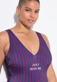 Costume da bagno a scollo a V in righe blu navy e bordeaux, con la scritta "JUST KISS ME" in bianco. Tessuto morbido e liscio con un design aderente.