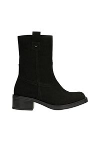 Černé semišové kotníkové boty se zaoblenou špičkou, nízkým blokovým podpatkem a dekorativním prošíváním. Mají poutko na zadní straně pro snadné obouvání.