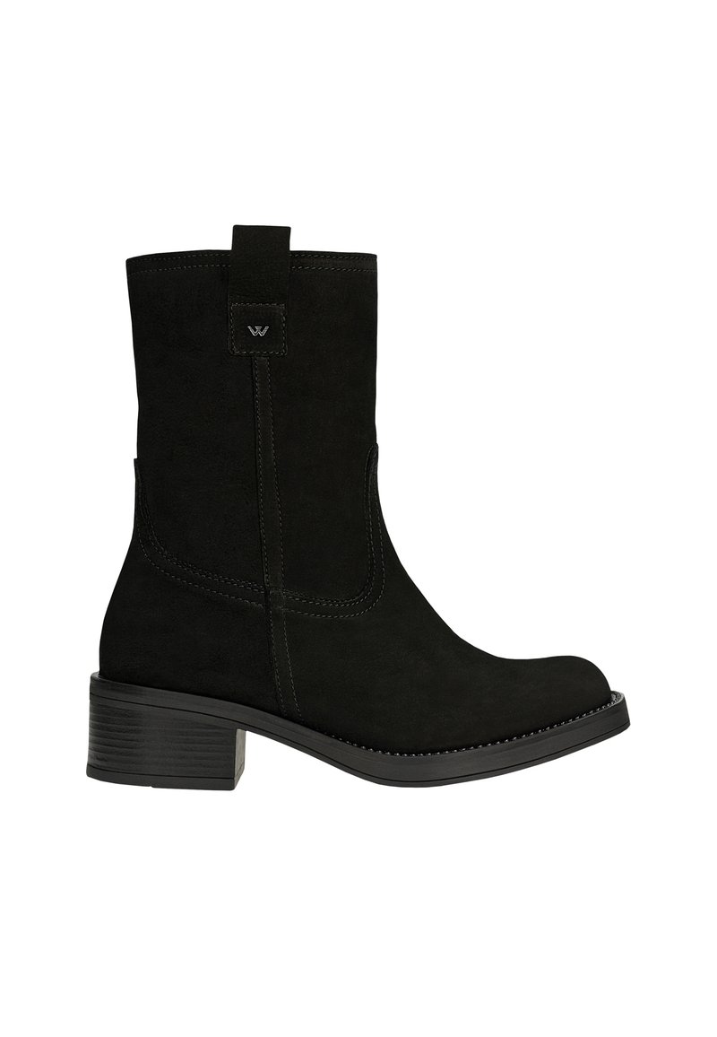 Černé semišové kotníkové boty se zaoblenou špičkou, nízkým blokovým podpatkem a dekorativním prošíváním. Mají poutko na zadní straně pro snadné obouvání.