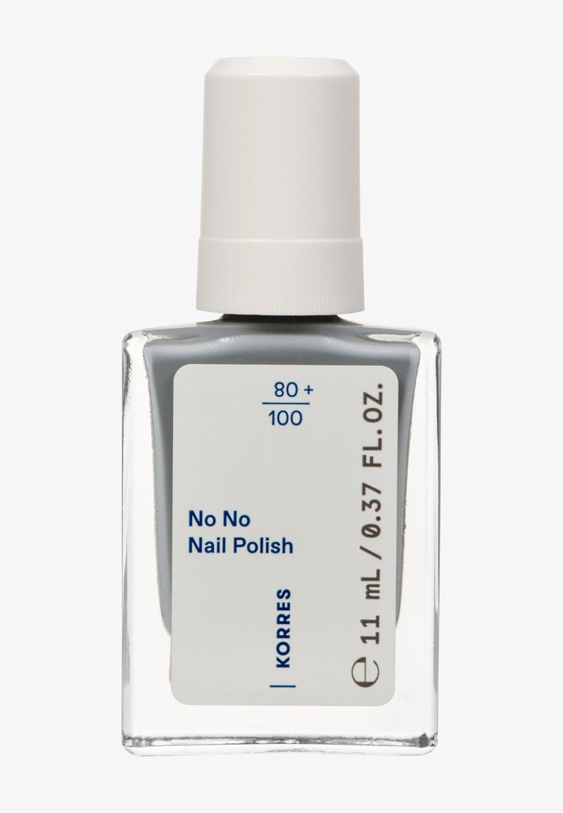 Nagellack i en genomskinlig glasflaska. Kapsylen är vit, etiketten visar "No No Nail Polish" i blått. Färgen på nagellacket är grå. 11 mL storlek.