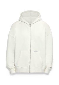 Hvid zip-up hættetrøje fremstillet af blødt stof, med en hætte, to frontlommer og ribbede manchetter ved ærmerne og kanten.