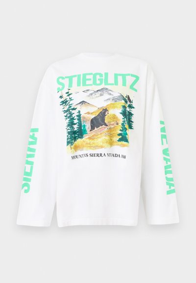 Biały t-shirt z długim rękawem z kolorowym krajobrazem górskim z niedźwiedziem, a na rękawach nadrukowane napisy "STIEGLITZ" i "NEVADA" w kolorze zielonym.