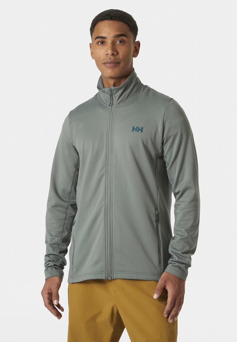 Chaqueta gris claro con cremallera, cuello alzado, tela texturizada, dos bolsillos laterales y un pequeño logotipo en la parte superior del pecho.