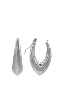 Pendientes de metal plateado que presentan una forma elegante y alargada, con una superficie texturizada. Un pendiente es triangular y el otro es redondeado.