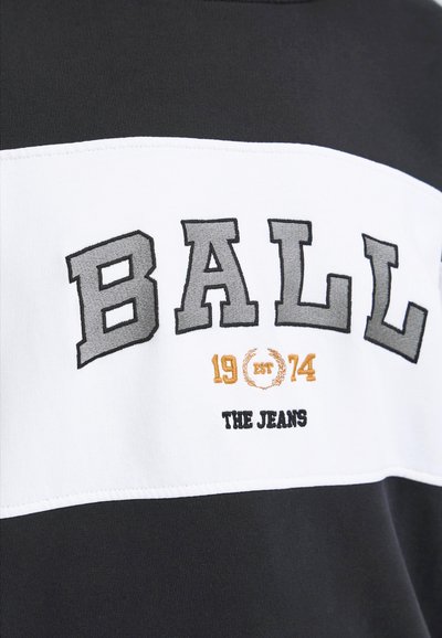Sudadera en blanco y negro con la palabra "BALL" en letras grises en negrita, con acentos bordados en naranja y negro y un diseño deportivo.