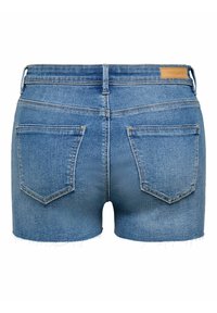 Shorts en denim bleu avec ourlets effilochés, deux poches arrière, passants pour ceinture et une petite étiquette en cuir tan sur la ceinture.